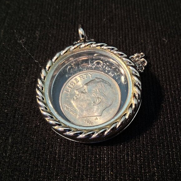 See-Through Locket and a Pair of Nautical and Geometric Drop Leaf Earrings - Picture 7 of 14